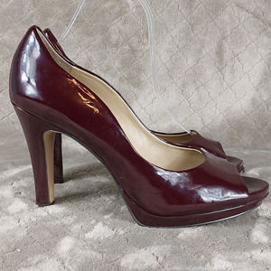 Tahari 8 burgundy heel